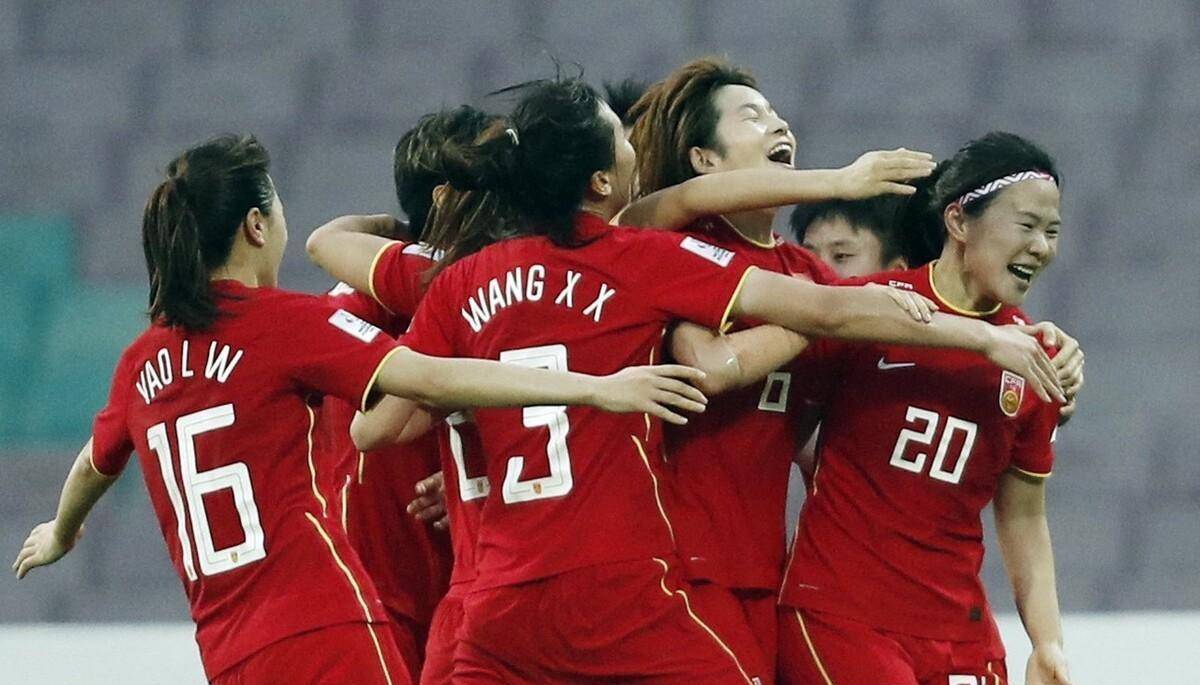 女足比赛全情投入，互不相让