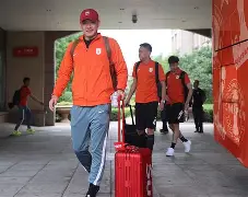 关于泰山赛前列队欢迎维尼修斯，尊重对手尽显风度！的信息