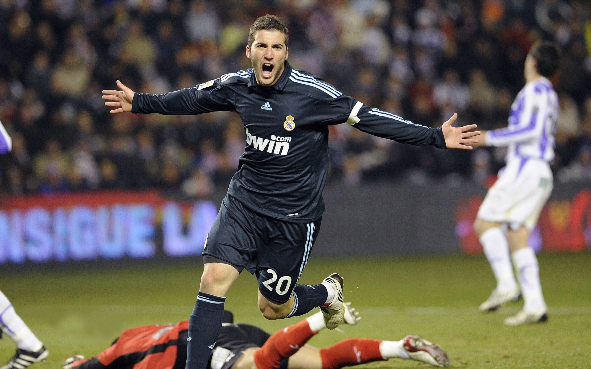 孙铭徽赛点兑现，拜仁慕尼黑淘汰阿森纳晋级四强，主帅激动落泪